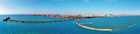 Dronem zachycený pohled na část pobřeží v přístavu Rizhao (Ž´-čao) v provincii Shandong (Šan-tung) v roce 2018. Tato oblast prochází renovací kvůli ekologické ochraně moří v rámci prvního čínského projektu obnovy a rekonstrukce průmyslového přístavu. Fotografie: tisková agentura Nová Čína / Xinhua
