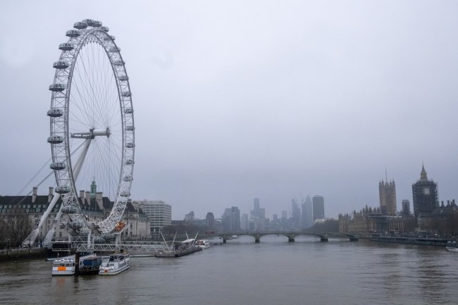 Fotografie pořízená 1. ledna 2021 zachycuje pohled na London Eye a Westminster Bridge v Londýně v Británii. (Foto: Ray Tang / Xinhua)