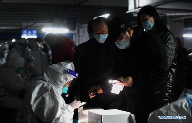 Obyvatelé se registrují na testy nukleových kyselin na sídlišti ve čtvrti Yuhua (Jü-chua) v Shijiazhuang, hlavním městě severočínské provincie Hebei, 6. ledna 2021. Shijiazhuang začal ve středu provádět v celém městě testy nukleových kyselin. (Xinhua / Wang Xiao)