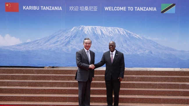 Tanzanský prezident John Magufuli (vpravo) si podává ruku s hostujícím členem čínské Státní rady a ministrem zahraničí Wang Yi během jejich setkání v tanzanském Chato dne 8. ledna 2021. Fotografie: tisková agentura Nová Čína / Xinhua