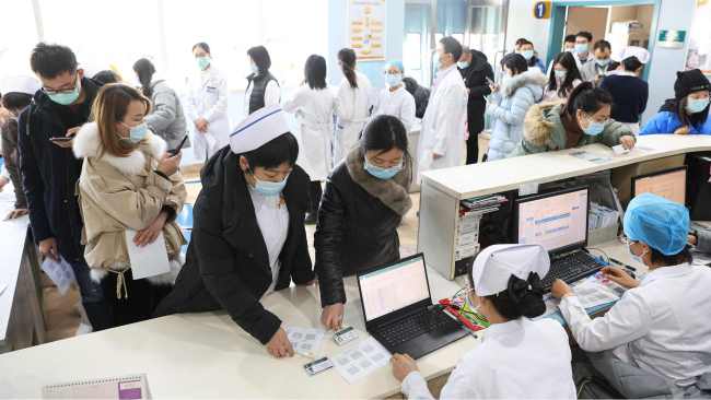 Zdravotníci se seřadí v nemocnici a nechají se naočkovat inaktivovanou vakcínou COVID-19 vyvinutou v Číně v Taiyuanu (Tchaj-jüan) v provincii Shanxi (Šan-si) na severu Číny dne 8. ledna 2021. Fotografie: CFP