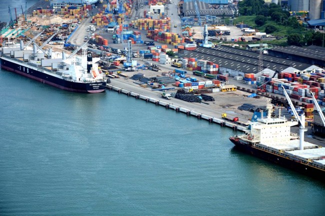 Fotografie pořízená 9. dubna 2020 ukazuje, jak v přístavu Dar es Salaam probíhá modernizace přístavních kotvišť 1 až 7 v tanzanském Dar es Salaamu. (Xinhua)