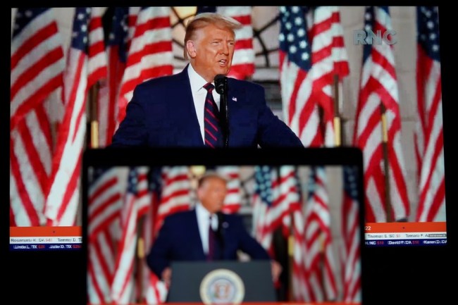 Fotografie pořízené v Arlingtonu ve Virginii ve Spojených státech 27. srpna 2020 ukazují obrazovky, na kterých je americký prezident Donald Trump přednášen během republikánského národního shromáždění v roce 2020. (Xinhua / Liu Jie)