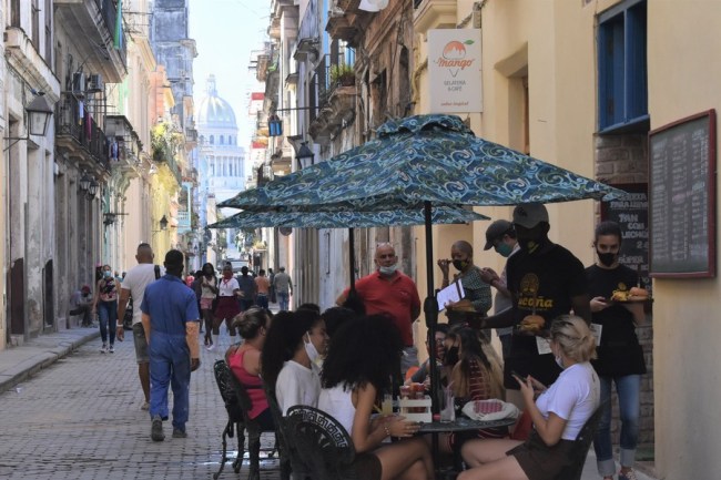 Lidé jedí v restauraci uprostřed pandemie COVID-19 v Havaně na Kubě, 26. listopadu 2020. (Xinhua / Zhu Wanjun)