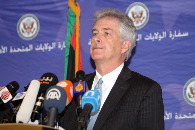 Bývalý náměstek ministra zahraničí Spojených států William Burns se účastní tiskové konference v libyjském Tripolisu, 24. dubna 2014. (Xinhua / Hamza Turkia) (zhf)