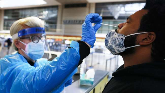 Cestující na mezinárodním letišti v Los Angeles, který obdržel test na nový koronavirus v Los Angeles v Kalifornii ve Spojených státech, 22. prosince 2020. / CFP