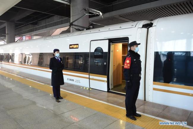 Zaměstnanci vítají cestující ve vlaku č. G8311 z města Hefei (Che-fej) do města Anqing (An-čching) ve východočínské provincii Anhui (An-chuej), 22. prosince 2020. Úsek Hefei-Anqing vysokorychlostní železnice Peking-Hongkong byl uveden do provozu v úterý. Města Hefei a Anqing, jsou obě v provincii Anhui a jsou kritickými uzly, kde se protíná několik dalších hlavních železničních tratí. 176 kilometrůdlouhý úsek má projektovanou rychlost 350 km/h. (Xinhua/Huang Bohan)