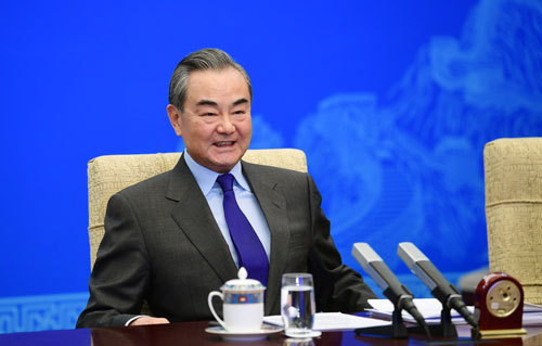 Člen čínské Státní rady a ministr zahraničí Wang Yi pořádá videokonferenci s Asijskou společností USA v Pekingu, Čína, 18. prosince 2020. / Čínské ministerstvo zahraničí