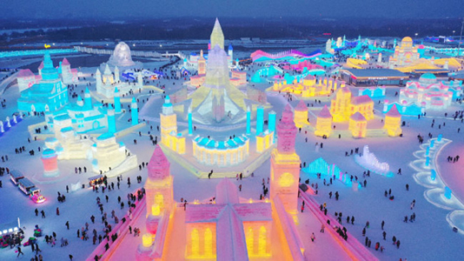 V Harbinu v čínské provincii Heilongjiang (Chej-lung-ťiang) na severovýchodě Číny začal 24. mezinárodní festival ledu a sněhu; 24. prosince 2020. / CFP