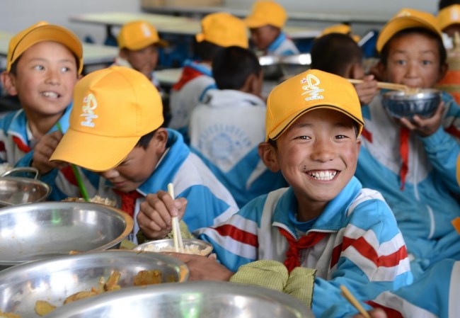 Související fotografie studentů základní školy Wanquan (Wan-čchüan) na obědě ve škole v okrese Pozhang (Pcho-čang) ve městě Shannan (Šan-nan) v Tibetské autonomní oblasti na jihozápadě Číny. Fotografie: tisková agentura Nová Čína / Xinhua
