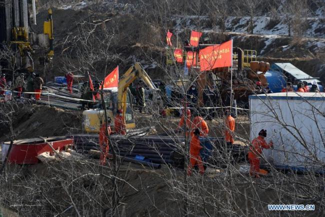 Záchranáři pracují na místě výbuchu zlatého dolu v městě Qixia (Čchi-sia) ve východočínské provincii Shandong (Šan-tung), 17. ledna 2021. Dvacet dva pracovníků bylo uvězněno v podzemí poté, co výbuch roztrhl zlatý důl, který byl ve výstavbě ve východočínské provincii Shandong. Záchranáři vyvrtali ze země díru do tunelu, kde se nacházejí uvěznění pracovníci. (Xinhua / Wang Kai)