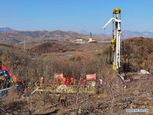 Záchranáři se 17. ledna 2021 pokusili kontaktovat uvězněné pracovníky v místě výbuchu zlatého dolu ve městě Qixia (Čchi-sia) ve východočínské provincii Shandong (Šan-tung). Dvacet dva pracovníků bylo uvězněno v podzemí poté, co výbuch roztrhl zlatý důl, který byl ve výstavbě ve východočínské provincii Shandong. Záchranáři vyvrtali ze země díru do tunelu, kde se nacházejí uvěznění pracovníci. (Xinhua / Wang Kai)