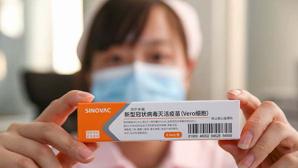 Vakcína proti COVID-19 vyvinutá farmaceutickou společností Sinovac se sídlem v Pekingu, v Lianyungang (Lien-jün-kang) ve východočínské provincii Jiangsu (Ťiang-su), dne 18. ledna 2021 / Getty