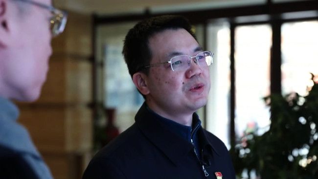 Zhang Min, ředitel projektu výstavby vysokorychlostní železnice Peking-Shenyang v úseku v provincii Liaoning, hovoří s reportérem CGTN. / CGTN