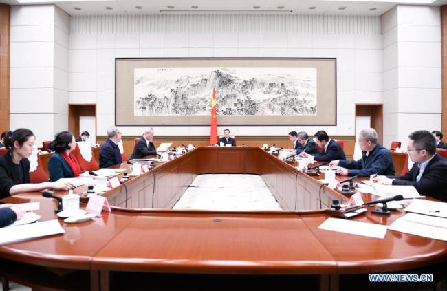 Komunistické strany Číny (KSČ), předsedá sympoziu za účasti zástupců ze sektoru školství, vědy a techniky, kultury, zdraví a sportu, stejně jako veřejných členů, v Pekingu, hlavním městě Číny, 25. ledna 2021. Li vedl důkladnou výměnu názorů se zástupci, kteří sdíleli své myšlenky. Rovněž předložili návrhy týkající se návrhu zprávy o práci vlády a návrhu 14. pětiletého plánu (2021–2025) pro národní hospodářský a sociální rozvoj a dlouhodobých cílů do roku 2035. Vicepremiér Han Zheng, člen Stálého výboru politického výboru ÚV KSČ, se rovněž zúčastnil zasedání. (Xinhua / Yan Yan)