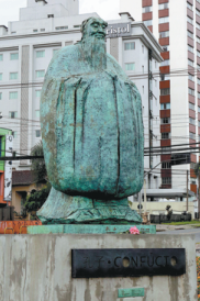 Díla Wu Weishana (Wu Wej-šan) jsou vystavena po celém světě, například tato socha Konfucia v Curitibě v Brazílii. Fotografie: China Daily