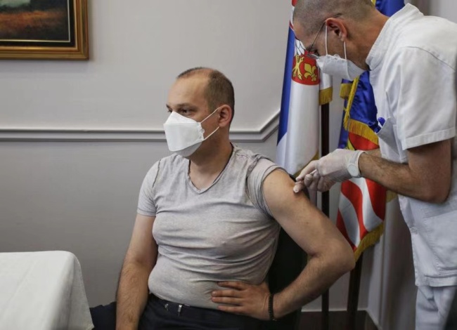 19. ledna byl srbský ministr zdravotnictví Zlatibor Loncar (vlevo) očkován čínskou vakcínou proti COVID-19 v srbském hlavním městě Bělehradu. (Foto s laskavým svolením Srbské tiskové agentury)