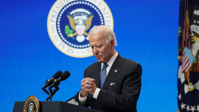 Prezident Spojených států Joe Biden sevřel své ruce, když hovořil o plánech své administrativy na posílení výroby ve Spojených státech během krátkého vystoupení v Auditoriu na Jižním nádvoří v Bílém domě ve Washingtonu, Spojené státy, 25. ledna 2021. / Reuters