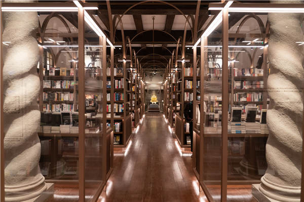 Řetězec knihkupectví v Japonsku, Tsutaya Bookstore, debutuje v Šanghaji v Columbia Country Club, historické budově v okruhu Columbia Circle ve čtvrti Changning. [Fotografie: Gao Erqiang (Kao Er-čchiang) / China Daily]