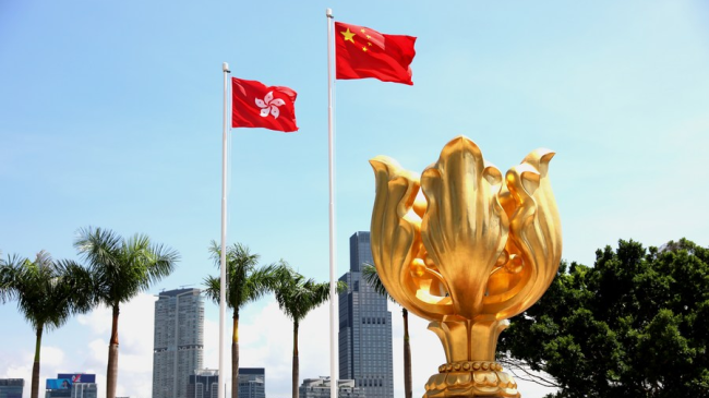 Na snímku je náměstí Zlaté Bauhinie v jihočínském Hongkongu. Fotografie: Xinhua