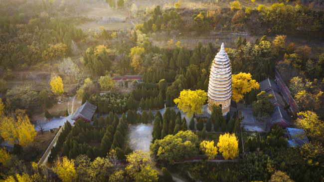 Letecký pohled na pagodu chrámu Songyue (Sung-jüe) v malebné horské oblasti Songshan v centrální čínské provincii Henan. Fotografie: CFP