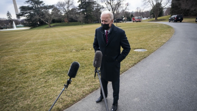 Americký prezident Joe Biden hovoří s médii před Bílým domem před nástupem do Marine One ve Washingtonu, D.C., USA, 29. ledna 2021 / Getty