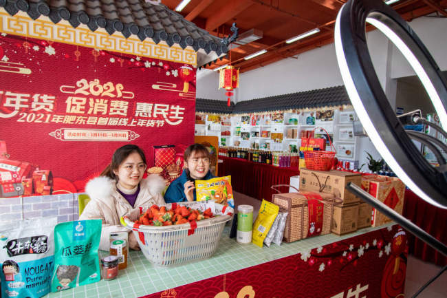 Hostesky v lednu prodávají zemědělské produkty prostřednictvím přímého přenosu ve veřejném centru pro služby související s elektronickým obchodem v okrese Feidong (Fej-tung) ve městě Hefei (Che-fej) v provincii Anhui (An-chuej). Fotografie: Xu Qingyong (Sü Čching-jung) / China Daily