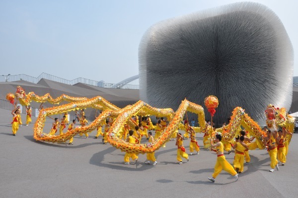 Dračí tanec z Tongliangu (Tchung-liang) byl představen na významných událostech v zemi, včetně světové výstavy v Šanghaji v roce 2010. [Fotografii poskytl deník China Daily]