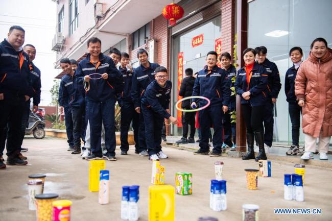 Zaměstnanci společnosti Shanghai Civil Engineering Co., Ltd. z CREC (China Railway Engineering Group Ltd.) se účastní hry na oslavu Jarních svátků v provincii Hunan (Chu-nan) v centrální Číně, 11. února 2021. Letošní Jarní svátek připadá na pátek. (Xinhua / Chen Sihan)