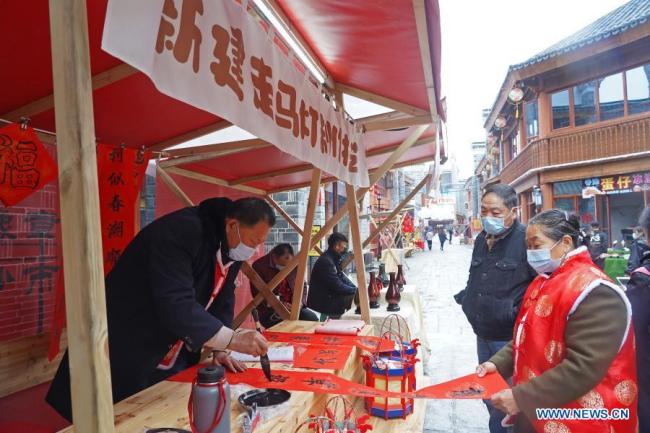 Občané navštěvují kulturní blok ve městě Nanchang (Nan-čchang) ve východočínské provincii Jiangxi (Ťiang-si), 11. února 2021. Letošní Jarní svátek připadá na pátek. (Xinhua / Wan Xiang)