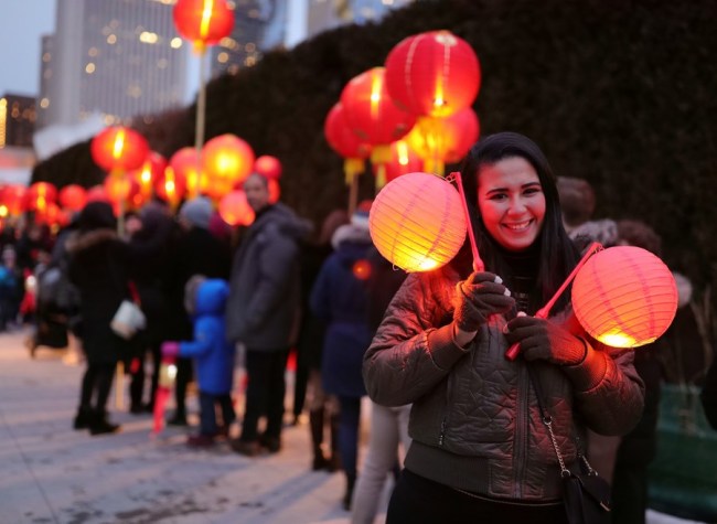 Lidé se 8. února 2020 účastní průvodu s tématem luceren na oslavu čínského lunárního Nového roku v Chicagu ve Spojených státech. (Xinhua / Wang Ping)
