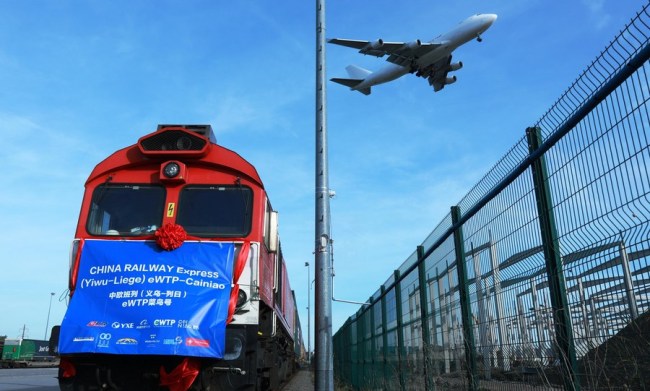 První nákladní vlak čínského železničního expresu (Yiwu-Liege) Alibaby eWTP Cainiao (Cchaj-niao) přijíždí do belgického Liege z Yiwu (I-wu) v Číně 25. října 2019. (Xinhua / Pan Geping)