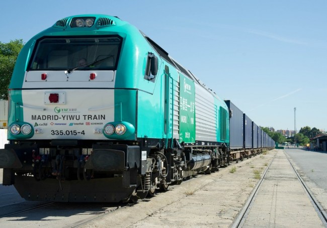 Nákladní vlak odjíždí do čínského Yiwu z Madridu ve Španělsku 18. května 2015. (Foto: Xie Haining / Xinhua)