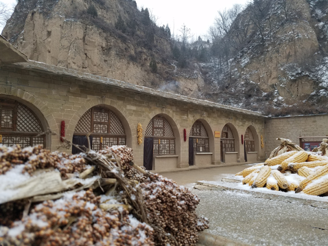 Fotografie pořízená 24. prosince 2016 ukazuje jeskynní obydlí, ve kterém žil Xi Jinping během svých dnů ve vesnici Liangjiahe (Liang-ťia-che) v okrese Yanchuan (Jen-čchuan) ve městě Yan'an (Jen-an) v provincii Shaanxi (Šen-si) na severozápadě Číny. / Xinhua
