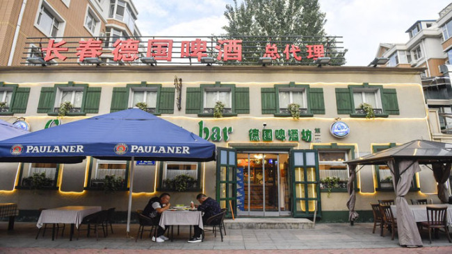 Snímek ukazuje zákazníky v německé restauraci ve městě Changchun (Čchang-čchun) v provincii Jilin (Ťi-lin) na severovýchodě Číny; 12. září 2020. (Xinhua / Xu Chang)