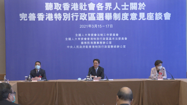 Zhang Xiaoming (Čang Siao-ming, uprostřed), zástupce vedoucího kanceláře Státní rady pro záležitosti Hongkongu a Macaa, sbírá rady a návrhy na zdokonalování volebního systému HKSAR od zástupců různých odvětví v Hongkongu, 15. března 2021. / Xinhua