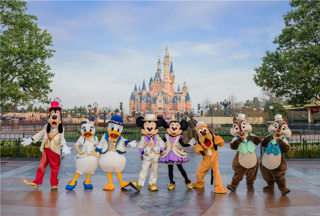 Shanghai Disney Resort odhalil 29. března nové kostýmy postav, jak odpočítávání pokračuje pro oslavu narozenin resortu, která začíná 8. dubna. [Fotografii poskytl deník China Daily]