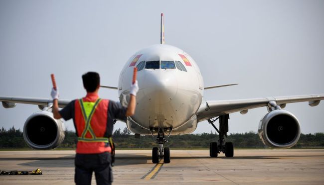 Let Hainan Airlines přilétá na Mezinárodní letiště Meilan (Mej-lan) v Haikou v jihočínské provincii Hainan, dne 28. března 2020. [Fotografie: tisková agentura Nová Čína / Xinhua]