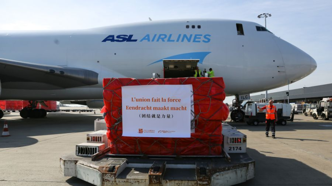 Čínské zdravotnické potřeby pro Belgii jsou vykládány na letišti Liege v Belgii; dne 16. března 2020. / Xinhua