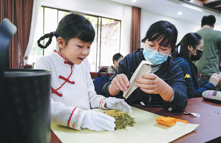 Turisté získávají osobní čajové zkušenosti v Národním muzeu čajů v Hangzhou (Chang-čou) v Číně. Fotografie: deník China Daily.