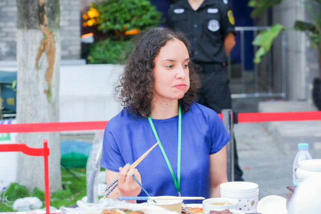 Foto 3 Zahraniční host ochutnává jídlo ve městě Ningbo