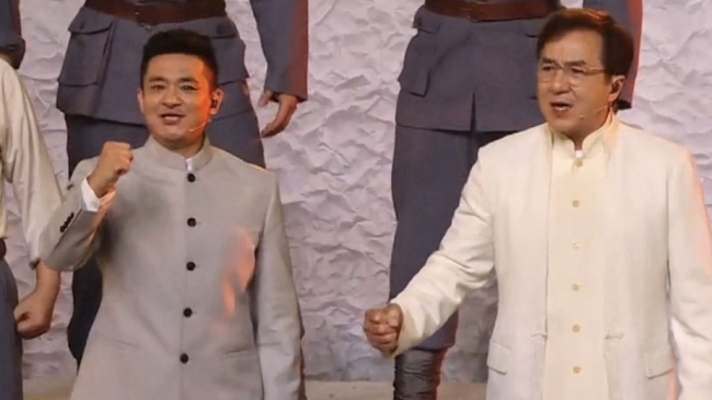 Čínská filmová hvězda Jackie Chan (vpravo) účinkuje na uměleckém představení s názvem „Epická cesta“ na Národním stadionu v Pekingu v Číně. / CMG