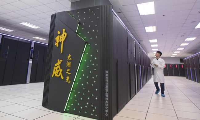 Vědec pracuje v Národních superpočítačovém centru ve Wuxi ve východočínské provincii Jiangsu, srpen 2020. Photo: cnsphoto