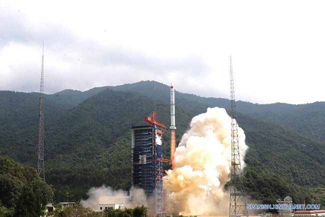 China lanza tres satélites