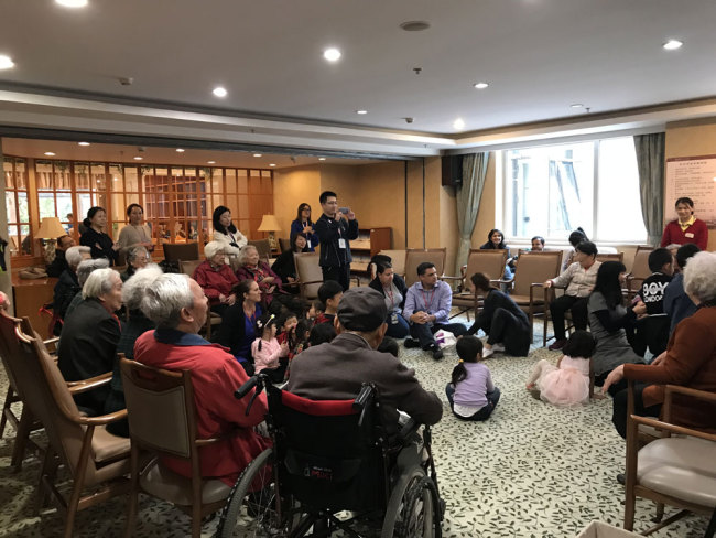 Periodistas extranjeros visitan asilo de ancianos en Beijing