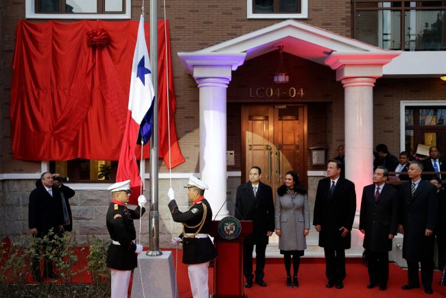 Presidente panameño inaugura embajada en China