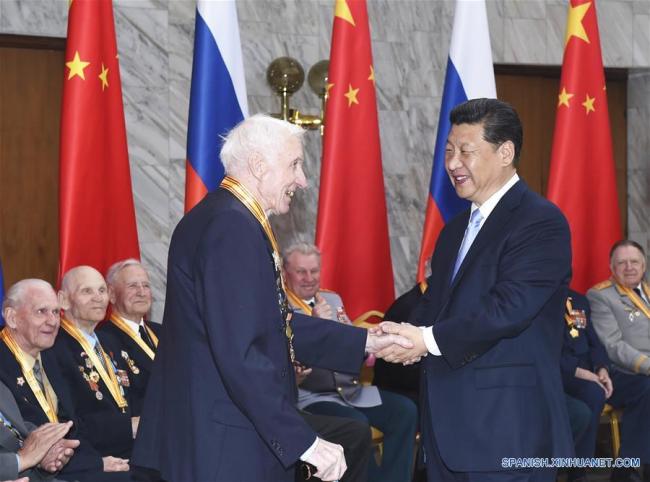 Xi Jinping estrecha la mano de un veterano ruso en Moscú, Rusia, el 8 de mayo de 2015. Xi se reunió con 18 representantes de veteranos rusos que lucharon sin piedad en el campo de batalla en el noreste de China durante la guerra antijaponesa y la Gran Guerra Patriótica de Rusia en Moscú, el 8 de mayo. Al presentar un premio a un veterano ruso, Xi observó la dificultad que el anciano soldado tenía para moverse y dijo de inmediato, "Déjeme que me acerque. Usted puede quedarse ahí". (Xinhua/Zhang Duo)