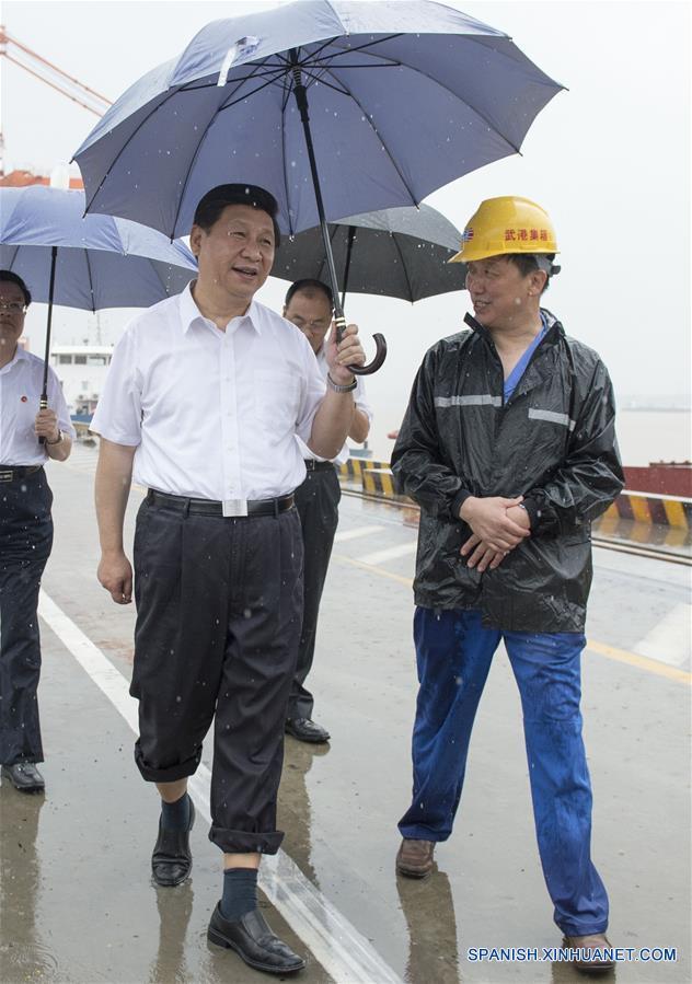 Xi Jinping inspecciona el puerto de contenedores de Yangluo en Wuhan, capital de la provincia de Hubei, en el centro de China, el 21 de julio de 2013. (Xinhua/Li Xueren)
