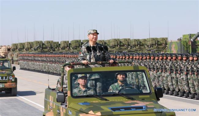 Xi Jinping inspecciona las fuerzas armadas como parte de las conmemoraciones llevadas a cabo con motivo del 90 aniversario de la fundación del Ejército Popular de Liberación (EPL) en la base de entrenamiento militar de Zhurihe en la Región Autónoma de Mongolia Interior, en el norte de China, el 30 de julio de 2017. (Xinhua/Li Gang)