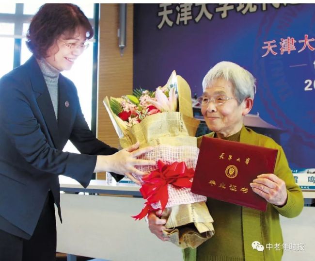 Graduada estudiante de 81 años de edad en Universidad de Tianjin